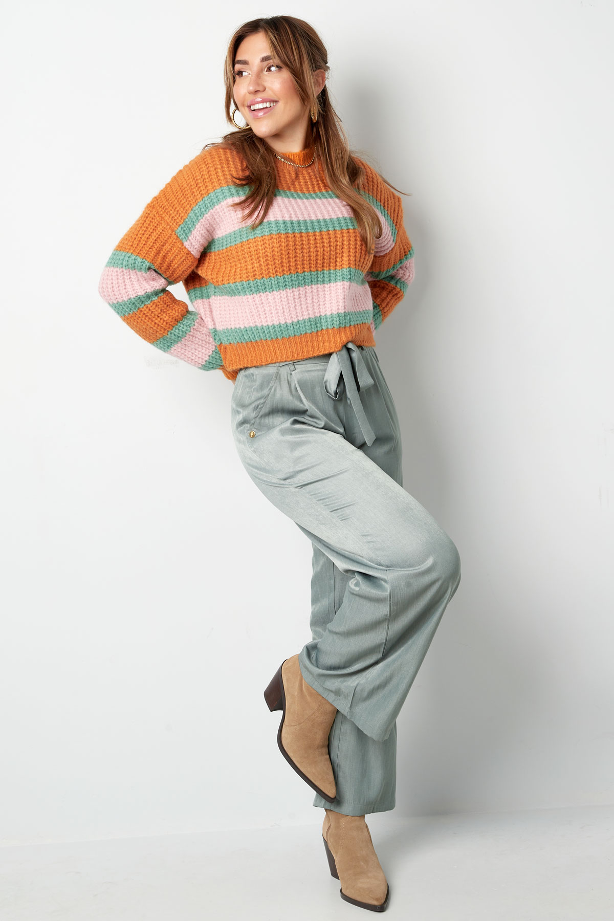 Gestrickter dreifarbiger Pullover mit Streifen – Lila Bild4
